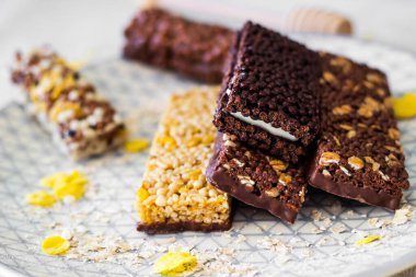 Fındık ve meyve karışımlı granola enerji barı