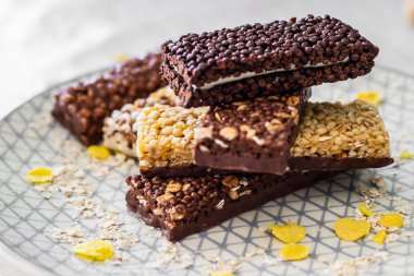 Fındık ve meyve karışımlı granola enerji barı