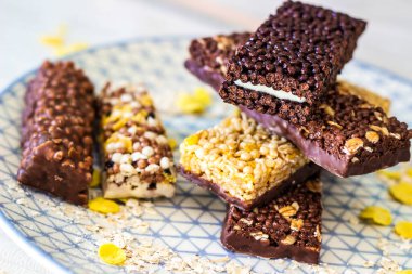 Fındık ve meyve karışımlı granola enerji barı