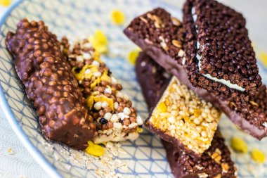 Fındık ve meyve karışımlı granola enerji barı