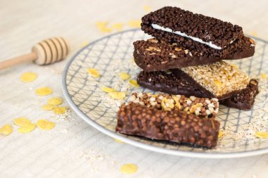 Fındık ve meyve karışımlı granola enerji barı