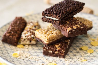 Fındık ve meyve karışımlı granola enerji barı