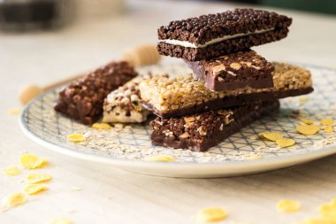 Fındık ve meyve karışımlı granola enerji barı