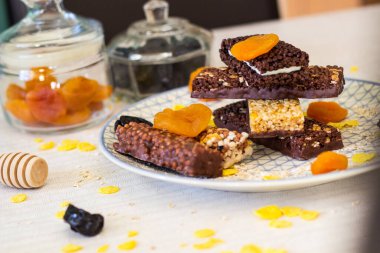 Fındık ve meyve karışımlı granola enerji barı