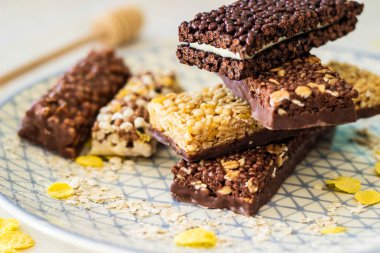 Fındık ve meyve karışımlı granola enerji barı