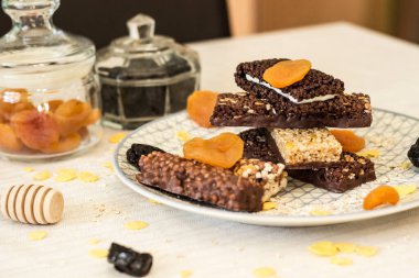 Fındık ve meyve karışımlı granola enerji barı