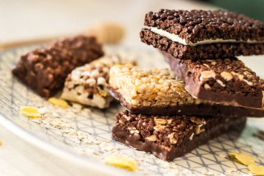 Fındık ve meyve karışımlı granola enerji barı