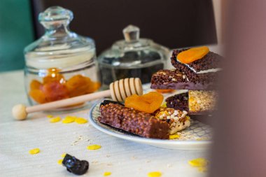 Fındık ve meyve karışımlı granola enerji barı