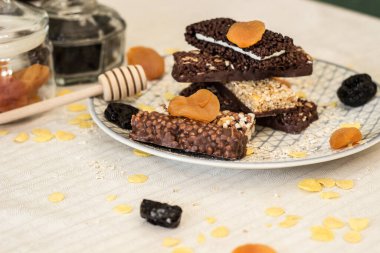 Fındık ve meyve karışımlı granola enerji barı