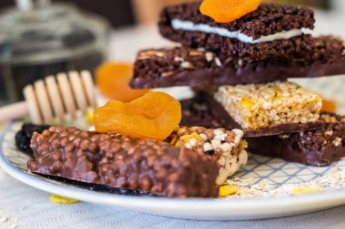 Fındık ve meyve karışımlı granola enerji barı