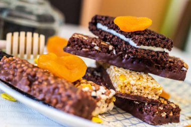 Fındık ve meyve karışımlı granola enerji barı