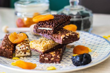 Fındık ve meyve karışımlı granola enerji barı