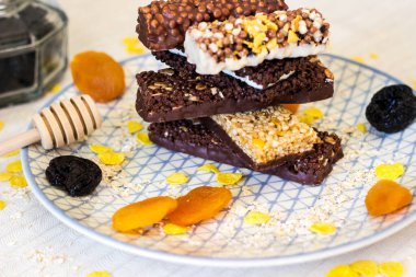 Fındık ve meyve karışımlı granola enerji barı