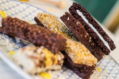 Fındık ve meyve karışımlı granola enerji barı