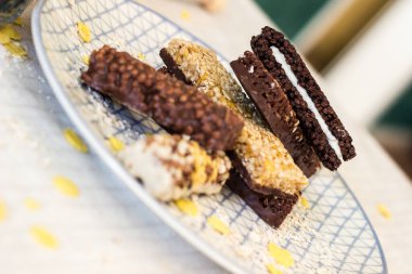 Fındık ve meyve karışımlı granola enerji barı