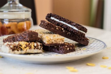 Fındık ve meyve karışımlı granola enerji barı