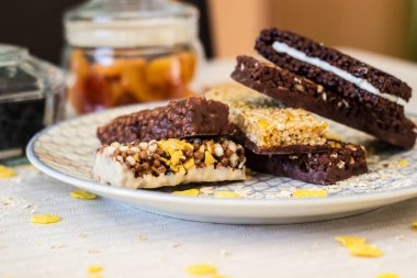 Fındık ve meyve karışımlı granola enerji barı