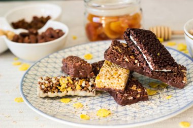 Fındık ve meyve karışımlı granola enerji barı