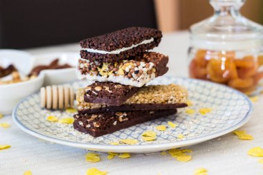 Fındık ve meyve karışımlı granola enerji barı