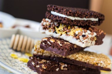 Fındık ve meyve karışımlı granola enerji barı