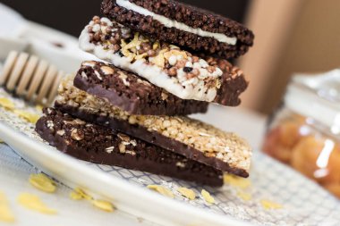 Fındık ve meyve karışımlı granola enerji barı