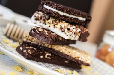 Fındık ve meyve karışımlı granola enerji barı