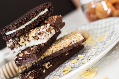 Fındık ve meyve karışımlı granola enerji barı