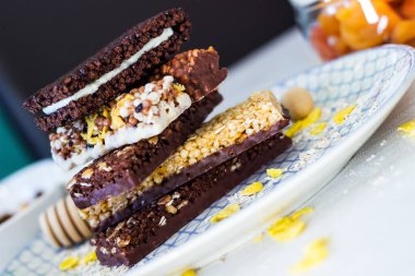 Fındık ve meyve karışımlı granola enerji barı