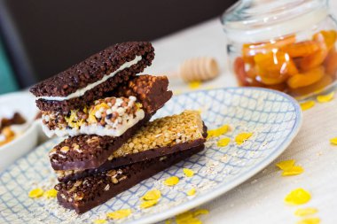 Fındık ve meyve karışımlı granola enerji barı