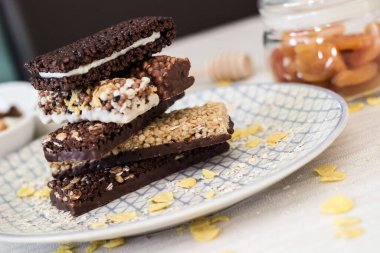 Fındık ve meyve karışımlı granola enerji barı