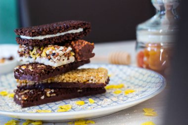 Fındık ve meyve karışımlı granola enerji barı