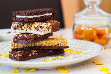 Fındık ve meyve karışımlı granola enerji barı