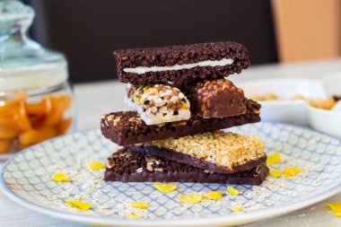 Fındık ve meyve karışımlı granola enerji barı