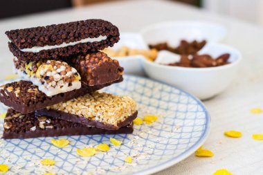 Fındık ve meyve karışımlı granola enerji barı