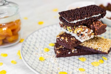 Fındık ve meyve karışımlı granola enerji barı