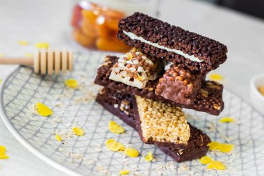 Fındık ve meyve karışımlı granola enerji barı