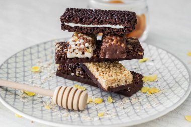 Fındık ve meyve karışımlı granola enerji barı