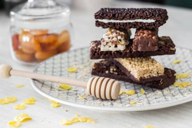 Fındık ve meyve karışımlı granola enerji barı