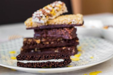 Fındık ve meyve karışımlı granola enerji barı