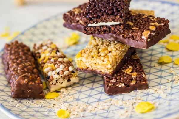 Fındık ve meyve karışımlı granola enerji barı