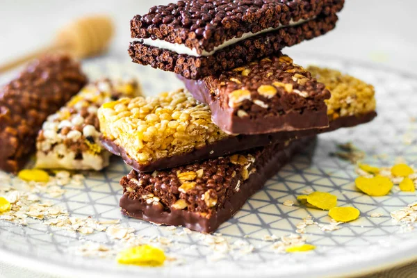 Fındık ve meyve karışımlı granola enerji barı