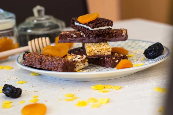 Fındık ve meyve karışımlı granola enerji barı