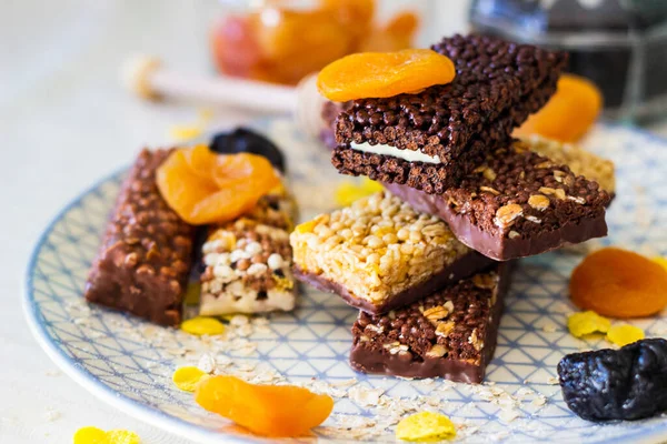 Fındık ve meyve karışımlı granola enerji barı