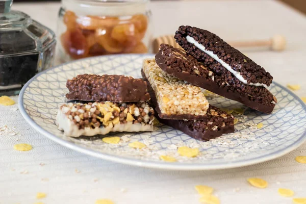 Fındık ve meyve karışımlı granola enerji barı