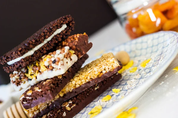 Fındık ve meyve karışımlı granola enerji barı