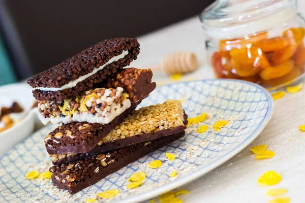 Fındık ve meyve karışımlı granola enerji barı