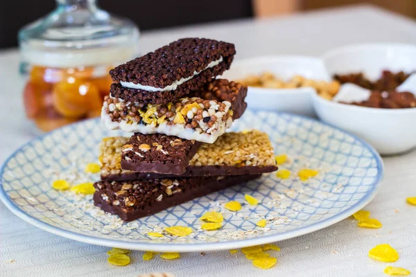 Fındık ve meyve karışımlı granola enerji barı