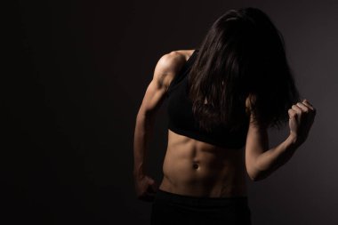 Kaslarını gösteren güçlü fit bir kadın, tanınamaz, karanlık bir geçmişi var.