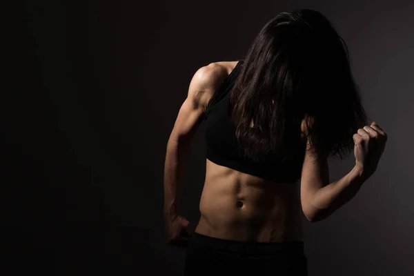 Starke Durchtrainierte Frau Zeigt Ihren Bauch Unkenntlich Dunkler Hintergrund — Stockfoto
