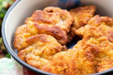 Susamlı şnitzel, tavuk göğsü.